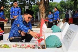Jelang Hari KORPRI Tahun 2024, Pj. Gubernur Jatim Pimpin Ziarah Makam Tiga Tokoh Pahlawan Bangsa
