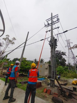 Jelang Nataru, PLN Operasikan Tower 20 KV Kangean-Mamburit, Terangi Ratusan Rumah di Pulau Mamburit