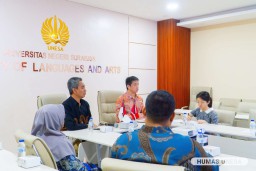 Konsulat Tiongkok Donasi Buku untuk Perpustakaan UNESA