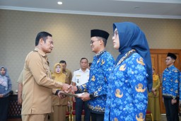 Bupati YES Sumpah 16 PNS Sekolah Kedinasan Pemkab Lamongan