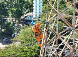Pastikan Pasokan Listrik ke Madura, PLN UIT JBM Lakukan 'Climb Up Inspection'