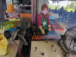 Sate Komoh Mbak Atul Prambon, Dagingnya Gede Rasanya Wuih Maknyus