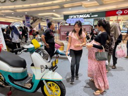 New Honda Scoopy Curi Perhatian Ribuan Pengunjung di Royal Plaza Surabaya