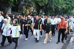 Berangkatkan Fun Walk HUT Ke-86 RSUD Dr. Soetomo, Pj. Gubernur Adhy Bangga Taraf Kesehatan dan IPM Jatim Meningkat