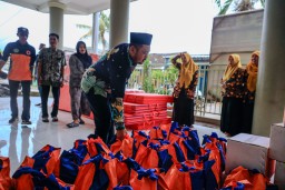 Bupati Gresik Kunjungi dan Serahkan Bantuan Korban Angin Puting Beliung di Ujungpangkah