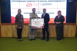 Bank Jatim Serahkan Bantuan CSR Untuk Pemkab Probolinggo dan Gresik