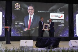 Jelang Akhir Tahun 2024, Dirut Bank Jatim Busrul Iman Sabet Penghargaan dari Warta Ekonomi