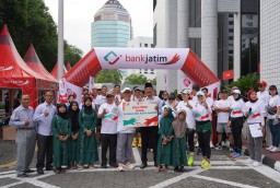 Jatimers Run To Care Kembali Digelar, Bank Jatim Serahkan Donasi Ke Yayasan Bina Karya Mandiri