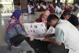 Kader dan Penyintas TB Gresik Dilatih PT Smelting Bikin Ecoprint