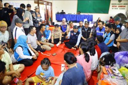 Pj. Gubernur Jatim Dampingi Mensos Tinjau Banjir di Jombang dan Mojokerto