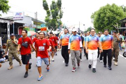 Pj Gubernur Lepas Ribuan Peserta Gerak Jalan Tradisional Mojokerto - Surabaya