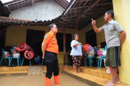 Tinjau Banjir Ponorogo, Pj. Gubernur Adhy Fokuskan Evakuasi Warga dan Perbaikan Tanggul Jebol