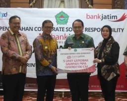 Bank Jatim Serahkan Gerobak UMKM Ke Pemkab Pamekasan