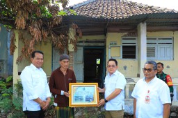 Hari Bakti PU ke-79, Pj. Gubernur Adhy Serahkan Berbagai Bantuan Alat Pekerjaan Umum Hingga Bedah Rumah di Pasuruan