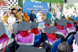 Pj. Gubernur Jatim Beri Apresiasi Tinggi Kepada Wisudawan Sekolah Orang Tua Hebat