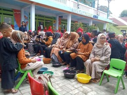 Peringati Hari ibu, Siswa KB-TK di Sampang Basuh Kaki Ibu