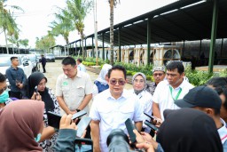 Pastikan Kecukupan Kebutuhan Daging Dan Susu, Pj. Gubernur Jatim Tinjau Peternakan Sapi Perah di Banyuwangi