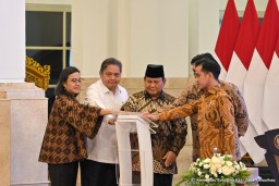 Presiden Prabowo Serahkan DIPA dan Buku TKD 2025, Teken Dimulainya Pelaksanaan APBN