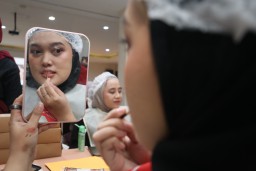 Biasa Bekerja di Kebun, Perempuan PTPN I Ini Berlatih Merias Diri
