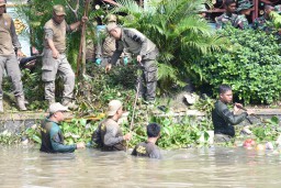 Pemkab Sidoarjo Bersama Kodim 0816 Sidoarjo Bersihkan Sungai Pelayaran Taman