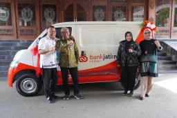 Bankjatim Serahkan Mobil CSR Pelayanan Pajak Daerah ke Bupati Ponorogo