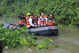 Susur Sungai Kedungpeluk, Pj. Gubernur Adhy Pimpin Pembersihan Eceng Gondok dan Sampah Penyebab Banjir di Candi Sidoarjo