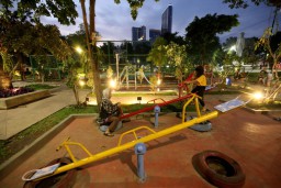 Taman Flora dan Cahaya di Surabaya Berhasil Raih Sertifikasi Ruang Bermain Ramah Anak Tersandar