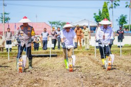 Pj. Gubernur Adhy Bersama Polda Jatim Tanam Jagung Serentak di Kabupaten Blitar