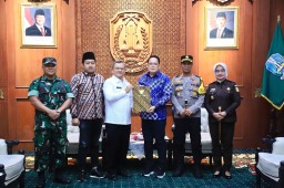 Pj. Gubernur Jatim Serahkan SK Perpanjangan Pj. Bupati Sampang