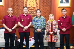 Pj. Gubernur Jatim Gagas Sistem Passport On Board Bagi Jemaah Haji dan Umroh untuk Percepat Layanan Imigrasi