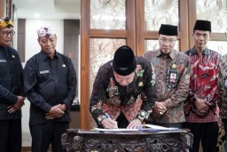 Bupati Yes Hibahkan Lahan Pemkab Lamongan Untuk Layanan Haji dan Umroh