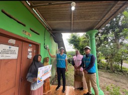PLN Sambung Listrik Gratis untuk Masyarakat Pra Sejahtera di Jatim