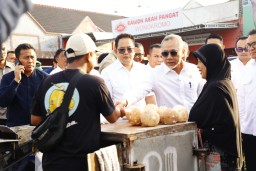 Tinjau Pasar Wisata Juanda Sidoarjo Bersama Menko Pangan serta Mendag, Pj Gubernur Adhy Pastikan Harga Bahan Pokok Jatim Stabil dan Stok Aman