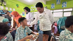 Plt. Bupati Sidoarjo Dan Gubernur Terpilih Jawa Timur Tinjau Pelaksanaan Makan Bergizi Gratis (MBG)