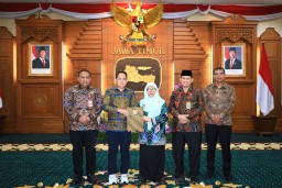 Pj. Gubernur Jatim Serahkan SPT Plt. Bupati Situbondo Kepada Khoirani