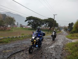 Tips Memilih Jas Hujan yang Tepat agar Berkendara Tetap Aman di Musim Hujan