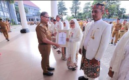 Puluhan ASN Pemkot Batu Terima Penghargaan dari Pj Wali Kota