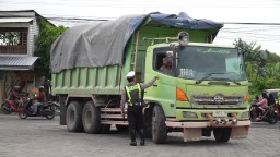 Polres Gresik Disiplinkan Awak Truk Terkait Jam Operasional