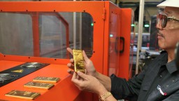 Freeport Indonesia Kirim 125 Kg Emas Batangan Perdana ke ANTAM