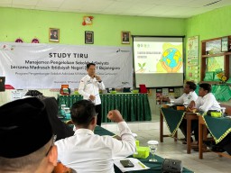 PEP Sukowati Field Ajak MI Manbaul Ulum Campurejo Studi Tiru Manajamen Pengelolaan Sekolah Adiwiyata