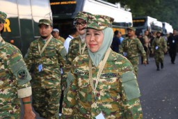 Berbaju Komcad Lengkap dan Sepatu PDL, Khofifah Siap Ikuti Rangkaian Retreat Kepala Daerah di Akmil Magelang