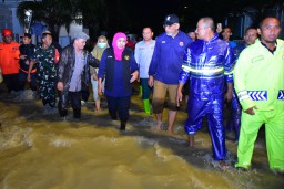 Gubernur Khofifah Respon Cepat Kirim Bantuan Logistik dan Fasilitas Mobilitas Masyarakat