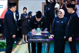 Pj. Gubernur Adhy Lantik Empat Pejabat Pimpinan Tinggi Pratama Pemprov Jatim