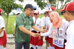 Wabup Alif Lepas Peserta Gerak Jalan Tradisional Balongpanggang-Gresik