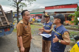 Wakil Bupati Gresik Alif Tinjau Jalan Rusak, Janji Perbaikan Segera Dilakukan