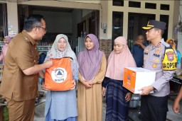 Wabup Gresik Alif Salurkan Bantuan Warga Terdampak Banjir Kali Lamong