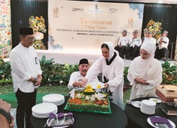 Tasyakuran Ulang Tahun ke-5 Aston Gresik Hotel & Conference Center dan HUT Ke-6 Gressmall Berbagi Kebahagian Bersama Anak-Anak Panti Asuhan