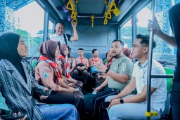 Perkenalkan Gresik Universal Sains, Bupati Yani Naik Trans Jatim Bareng Siswa