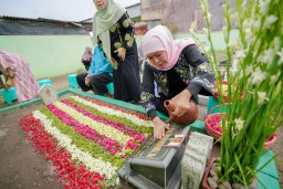 Khofifah Ziarah ke Makam Suami dan Orang Tua Serta Berbagi Ratusan Paket Sembako