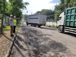 Rusak Parah, Komisi III Sidak Jalan Darmo Sugondo